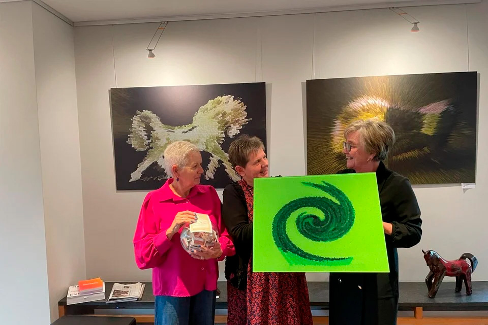Gerda Spaepen de Lichtaart a reçu une pièce unique d'Anita Fleerackers de Gierle. Bettie Meeuws (à gauche) a emprunté son nom au tambour. - Photo © RR